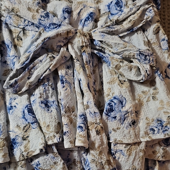 NWT Altar’d State Blue Floral Romper – Tie Waist, Puff Sleeves - Picture 6 of 12